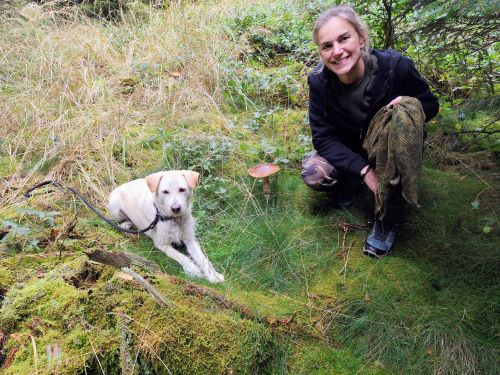 Juli und Odin mit Steinpilz; Foto Michael 30.9.24