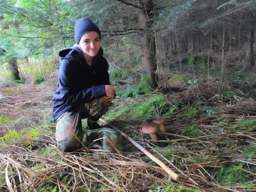 Rika mit zwei leicht überständigen Steinpilzen; Foto Michael 5.10.24