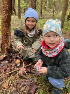 Maja und Janosch mit Steinpilz; Foto Andreas 20.10.24