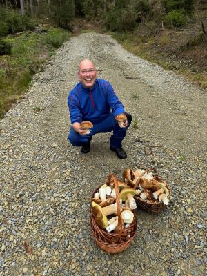 Jörg mit seiner bislang besten Ausbeute an Steinpilzen; Foto Jörg/Privat 3.10.24