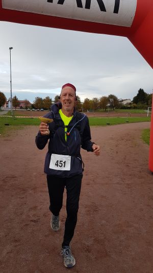 Stephan mit Steinpilz beim Zieleinlauf; Foto Privat 12.10.24